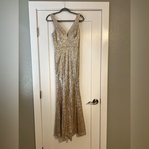 Beautiful special occasion sequins long dress. Size 7 juniors. Fits well